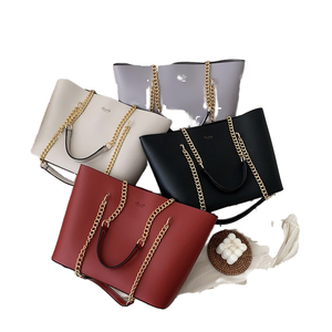 Sacs fourre-tout de luxe en cuir PU pour femmes, collection 2024, capacité 1-1,9 L, avec chaîne décorative tendance, doublure en polyester et fermeture à loquet. - Product Image 1