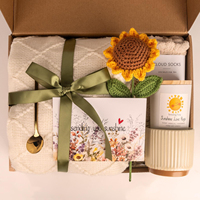 Panier-cadeau sur le thème du tournesol avec couverture en tricot, bougie parfumée, tasse et chaussettes, ensemble complet de coffret cadeau pour prendre soin de soi