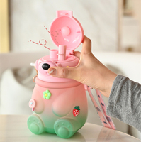 MAIMAI Ours mignon pour enfants 900ml Grande bouteille d'eau pour enfants avec paille/sangle en plastique givré sans Bpa pour l'école