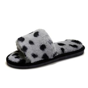 Chaussons d'hiver doux et antidérapants en peluche à motif léopard gris pour femmes 2024 – Style populaire en gros - Product Image 1