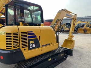 Mini-excavatrice sur chenilles compacte Komatsu PC56 de 5,6 tonnes, certifiée CE EPA, idéale pour les chantiers de construction - Product Image 3