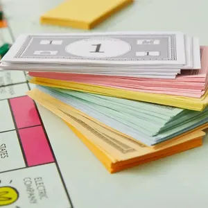 Vente en gros personnalisé Jeu de cartes à collectionner Monopoli pour adulte Jeu de société de fête pour ami de la famille Impression de jeux en papier