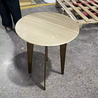 Table basse convertible moderne avec pieds en cuivre poli et plateau en marbre italien beige pour le salon