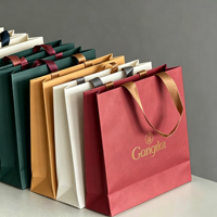 Sacs en papier kraft blanc recyclables personnalisés en gros à prix abordable, surface mate de luxe, forte capacité de charge pour les détaillants (usage longue durée)