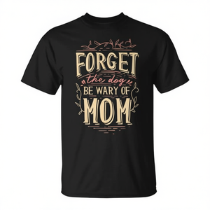 T-shirt familial haut de gamme avec des blagues amusantes sur la maman : « Oubliez le chien, faites attention à maman ! » Un design amusant et espritux - Product Image 2