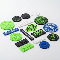 Patchs thermocollants 3D personnalisés en silicone PVC pour vêtements, motifs cœur et fleur
