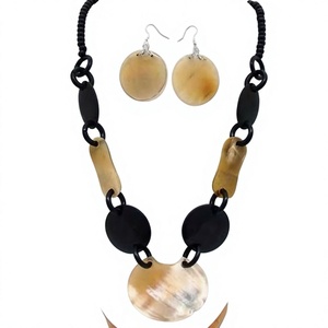 Nouveau collier en corne de buffle marron écologique au design moderne avec ensemble de boucles d'oreilles, artisanat indien et finition naturelle - Product Image 1