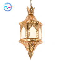 Lustre carré vintage en fer forgé de style arabe, luminaire suspendu ajouré avec finition dorée pour salle à manger et plafond d'hôtel
