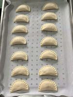 Machines automatiques pour la fabrication d'empanadas, de dumplings, de raviolis carrés, de samosas, de rouleaux de printemps, de dushbara et de pâtés jamaïcains