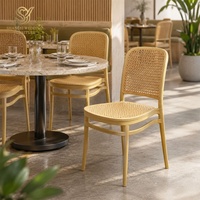 Moderne Leichtgewichtige Stapelbare Kunststoff-Esszimmerstühle Langlebige Webmuster-Harzstühle für Boutique-Restaurants Außenbereich Garten