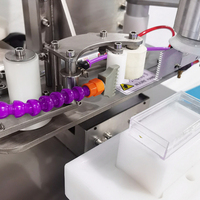 Machine d'emballage verticale semi-automatique pour sceller les boîtes et les boîtes de conserve en forme de cœur en chocolat transparent