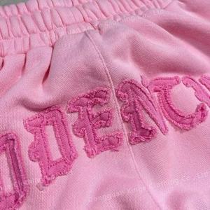 Nouvel ensemble sportswear vintage pour femme 2025 : sweat à capuche court zippé et pantalon de survêtement brodés avec patchs effet usé - Product Image 3