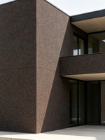 Enduit mural extérieur effet pierre, application spatule, peinture haute simulation texture granit, finition surface réaliste