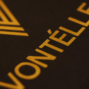 Sacs en papier gaufré laminé avec film doré sur carton noir, avec design personnalisé - Product Image 2