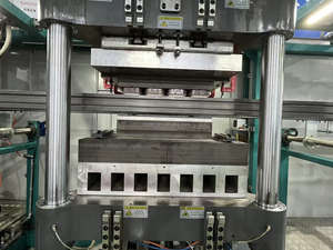 Takeaway öğle yemeği için yüksek hızlı otomatik akıllı <span class=keywords><strong>3</strong></span> istasyon vakum şekillendirme termoform makinesi yiyecek kutusu tepsi konteyner fiyatı - Product Image 2