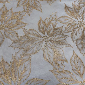 Chemin de Table Poinsettia à paillettes dorées Décoration florale de Noël moderne pour la maison et les fêtes Chemin de Table à impression d'aluminium - Product Image 5