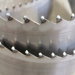 Soldador láser de arco de argón de alta frecuencia Máquina de soldadura de dientes de hoja de sierra de cinta de corte de madera CNC - Product Image 1