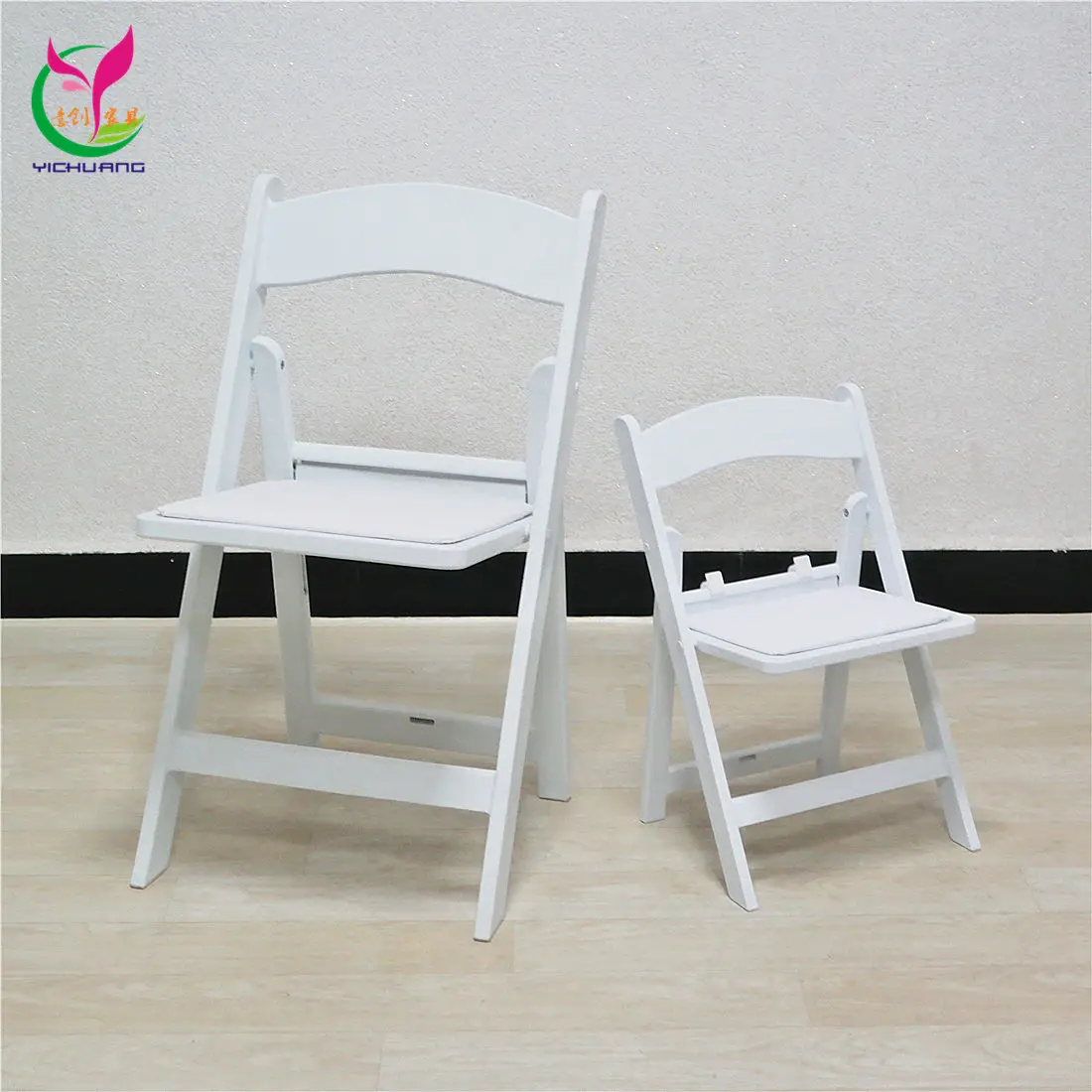 Cadeira dobrável para crianças em resina branca leve e durável para uso ao ar livre