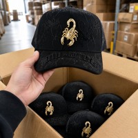 Casquette de baseball brodée Streetwear noire à 5 panneaux avec logo personnalisé, patch appliqué, broderie métallique dorée Scorpion et visière incurvée