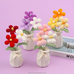 Vente en gros de fleurs artificielles de frangipanier faites à la main au crochet, plantes en pot de frangipanier au crochet - Product Image 1