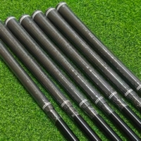 Fers de golf pour droitiers avec manche en acier et semelle large pour des coups longs et droits