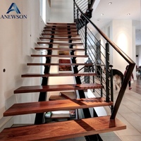 Escalier intérieur durable à monopoutre en acier galvanisé, résistant aux intempéries, pour appartements et hôtels, idéal pour terrasses et aménagements paysagers.
