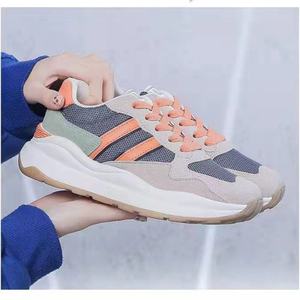 Chaussures de marche décontractées tendance et légères pour femmes, vente en gros, baskets respirantes en maille, nouvelles chaussures de course confortables et épaisses - Product Image 2