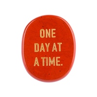 Gravierte Kristall-Handsteinchen mit Goldbuchstaben „One Day at a Time“ als Ermutigungsgeschenke und reflektierende Schreibtisch-Dekorationsakzente
