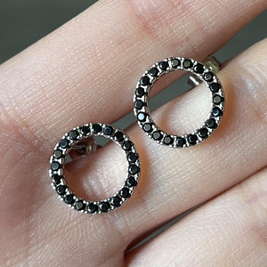Boucles d'oreilles clous géométriques en zircon creux avec serti circulaire pour un usage quotidien - Product Image 4