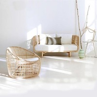 Ensemble de meubles d'extérieur en rotin : canapé, chaises et table basse, style simple pour maison d'hôtes, villa d'Asie du Sud-Est et cour.