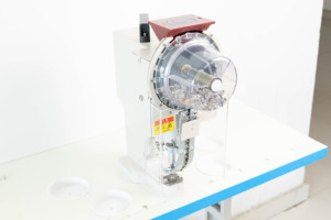 Nouvelle machine automatique à œillets à tête unique durable pour la fabrication de sacs à main, étiquettes en tissu, papier, bâches imperméables et bannières - Product Image 5