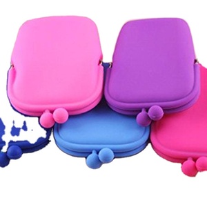 Portamonete e Pochette Unisex in Silicone Colorato Flessibile Personalizzabile con Design Creativo a Silhouette - Product Image 4