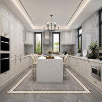 Cuisine et salle à manger d'élégance moderne |   Meubles de cuisine Off-White |   Lustre en cristal |   Carrelage gris métallisé |   Plan de travail en marbre |   Charnière |