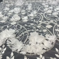 Nouvelle dentelle blanche 3D de luxe brodée de fleurs et perlée pour robe de mariée