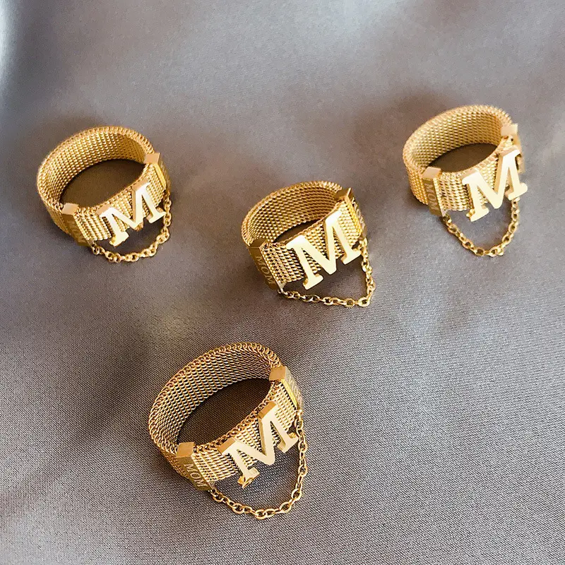Perhiasan baja tahan karat berlapis emas 18k cincin inisial Ibu Hip Hop rantai huruf rumbai cincin jari wanita