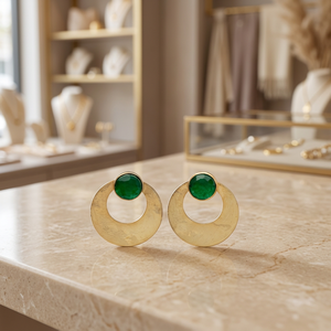 Pendientes de aro de Latón chapado en oro con piedras preciosas de ónix verde, elegancia en cada curva - Product Image 3