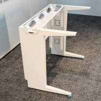 Cadre de table blanc moderne et durable avec organisateur de câbles, perforations de protection, système de verrouillage puzzle et pieds de nivellement modulaires pour bureaux, ordinateurs et laboratoires
