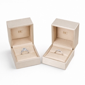 Boîte à bijoux artisanale de luxe rigide à couvercle rabattable en cuir PU, avec insert en microfibre, logo personnalisé en relief, vente en gros - Product Image 6