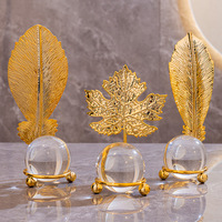 Ornamen Bola Kristal Daun Emas Logam Modern Minimalis Kreatif untuk Dekorasi Rumah, Teras, Lemari TV, Meja Kantor, dan Dekorasi Rumah