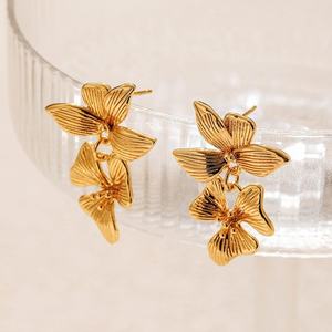 Pendientes Personalizados con Forma de Doble Flor, Chapados en Oro de 14K, Acero Inoxidable, Diseño Personalizado, Joyería Moderna para Fiestas - Product Image 2