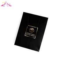 Sac en papier noir de luxe avec logo personnalisé, poignées en ruban doré, emballage écologique pour bijoux, cosmétiques et vêtements
