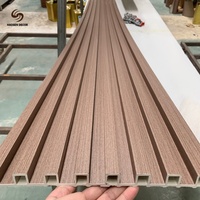 Panneau de lames en WPC imitation bois naturel pour la décoration de centres de villégiature
