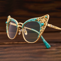 Lunettes de luxe œil-de-chat en filigrane d'or 18 carats avec accents turquoise et diamants, montures artisanales en acétate et métal