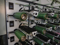 Gazon synthétique artificiel en plastique pour gazon, 1 mètre, nettoyage de tapis d'herbe en plastique, machine de fabrication de débroussailleuse en nylon, ligne de production par extrusion