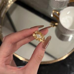 Anillo de Alta Gama con Diseño de Borde de Falda de Seda, Chapado en Oro de 18K y Plata de Ley S925, con Acabado Italiano Cepillado - Product Image 2