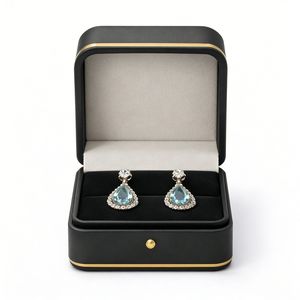 Boîte à boucles d'oreilles de luxe avec couvercle rabattable en cuir PU, insert en microfibre, gaufrage, logo personnalisé, emballage de bijoux OEM - Product Image 3