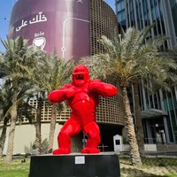 Statue géante en résine de gorille rouge, sculpture du personnage King Kong pour la décoration commerciale intérieure et extérieure
