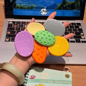 Piedras Sensoriales Calmantes para Autismo con Logotipo Personalizado, Mini Paquete de 6 Juguetes Antiestrés Suaves para Niños y Adultos, Material de Silicona para la Ansiedad - Product Image 4