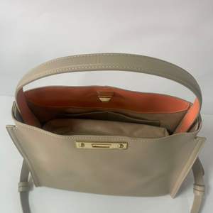 Couleur unie Simple Luxueux Sac à main pour femme en cuir PU Sous les bras Nouveau Sac à bandoulière Voyage à la mode Sacs élégants - Product Image 5