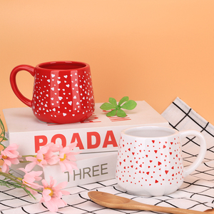 Juego <span class=keywords><strong>de</strong></span> <span class=keywords><strong>Tazas</strong></span> <span class=keywords><strong>de</strong></span> Cerámica con Estampado <span class=keywords><strong>de</strong></span> Corazón Redeco, Diseño <span class=keywords><strong>de</strong></span> Pareja <span class=keywords><strong>en</strong></span> Color Rojo y Blanco Invertido, Forma <span class=keywords><strong>de</strong></span> Barril, Regalo <span class=keywords><strong>de</strong></span> San Valentín, Taza <span class=keywords><strong>de</strong></span> Café - Product Image 2